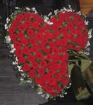 Herz aus roten Rosen mit Efeu-Schleierkraut-Umrandung